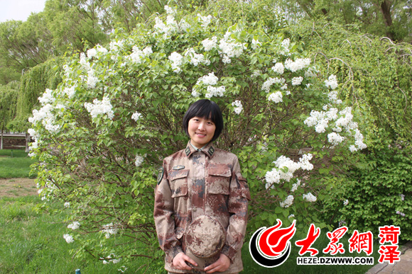 孔景娜生活照 孔景娜和飞天神女刘洋(左)合影 2012年,孔景娜在部队被评为感动天山雄师十大人物 2013年1月,孔景娜被评选为百名好班长新闻人物奖 大众网菏泽7月31日讯(记者 李亚)90后菏泽姑娘孔景娜,2008年到新疆维吾尔自治区阿克苏市库车县当兵,曾任兰州军区某部队某分队的代理排长,目前已考入军校学习。入伍后,她用微薄的津贴和工资,先后资助6名贫困高中学生,在她的帮助下全部顺利考上大学。 建军节前夕,孔景娜回到菏泽老家,接受了大众网记者的专访。 走进绿色军营 苦练成为标兵