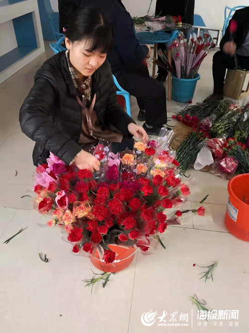 点赞银湾物业为业主送鲜花庆祝三八节