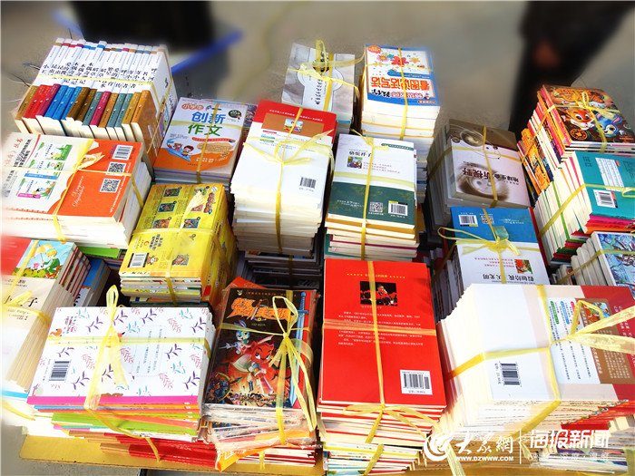 菏泽单县同心圆梦爱心协会为高老家曹叵集小学助学捐赠千册图书