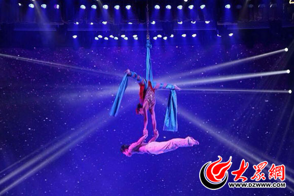 陈路与妻子表演高空绸貂